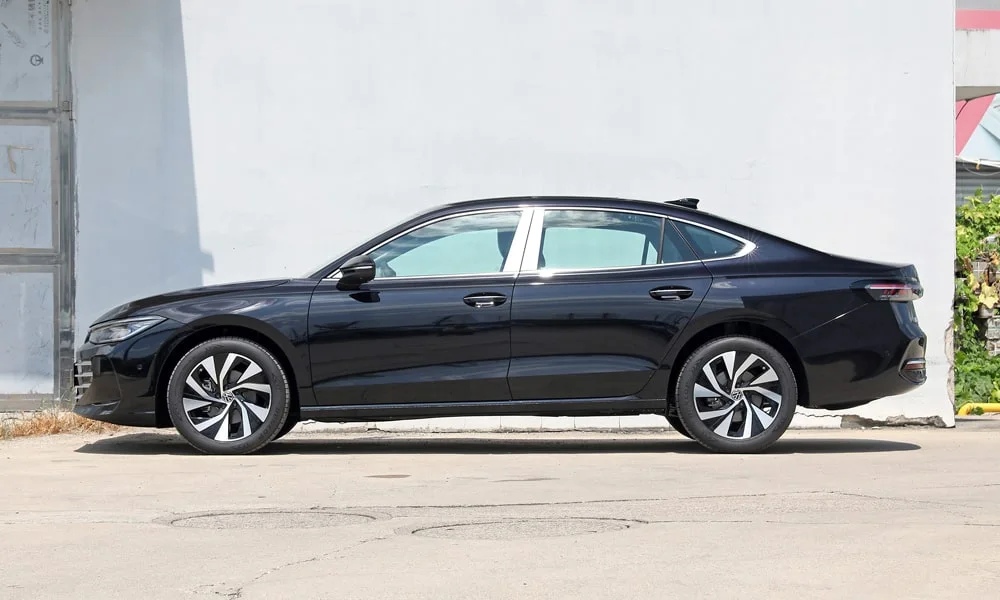 Фото Volkswagen Passat (2024) — вид сбоку, фото 3. Профиль кузова: колёсная база, свесы и линия остекления. Хромированные или чёрные молдинги окон отличают комплектации Volkswagen Passat (2024) — вид сбоку, фото 3