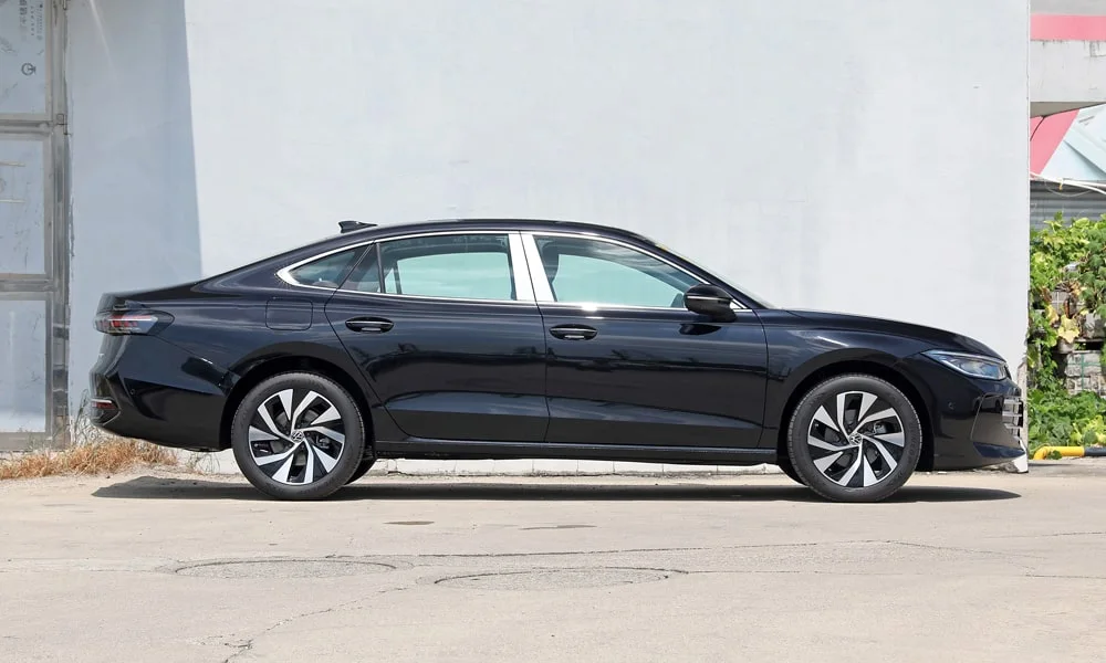 Фото Volkswagen Passat (2024) — вид сбоку, фото 4. Профиль в чёрном цвете: соотношение колёсной базы и свесов Volkswagen Passat (2024) — вид сбоку, фото 4