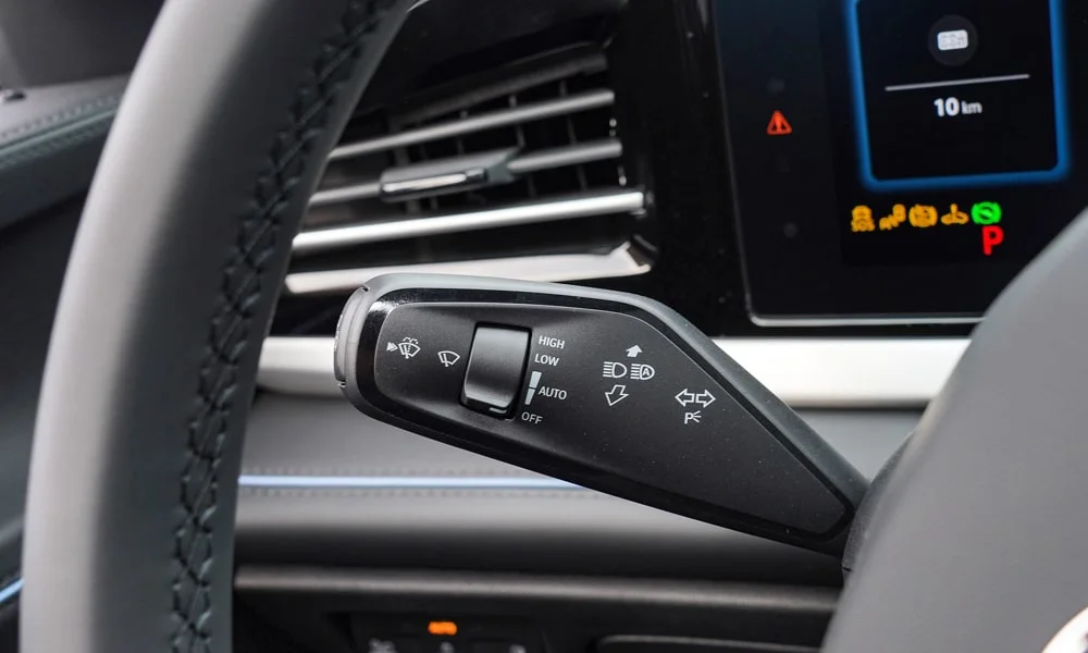 Фото Volkswagen Passat (2024) — руль. Обшивка обода и компоновка спиц крупным планом. Обогрев обода — опция, которую оценят зимой Volkswagen Passat (2024) — руль
