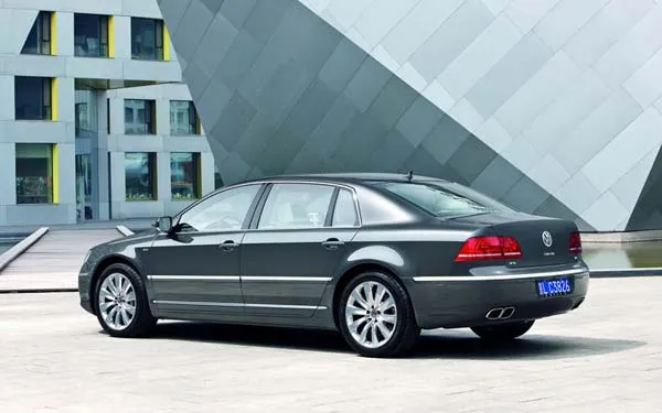 Volkswagen Phaeton 2007-2010 — вид сзади