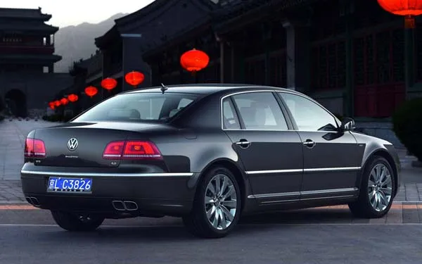 Volkswagen Phaeton 2007-2010: вид сзади. Volkswagen Phaeton 2007-2010 — вид сзади