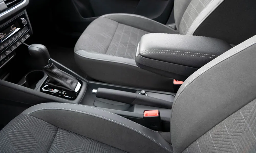 Фото Volkswagen Polo — центральный подлокотник. Зона отдыха правой руки между креслами Volkswagen Polo — центральный подлокотник