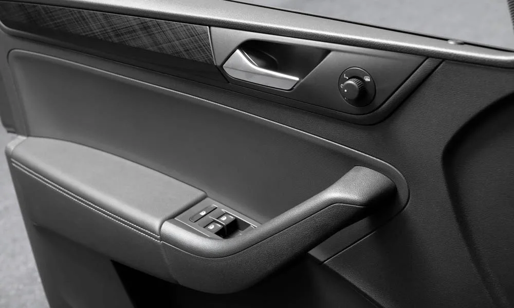 Фото Volkswagen Polo — дверная карта, фото 2. Подлокотник, динамик и блок стеклоподъёмников Volkswagen Polo — дверная карта, фото 2