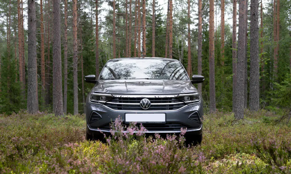 Фото Volkswagen Polo — вид спереди, фото 17. Кузов в сером цвете: рисунок оптики и решётки задаёт узнаваемое «лицо» модели Volkswagen Polo — вид спереди, фото 17