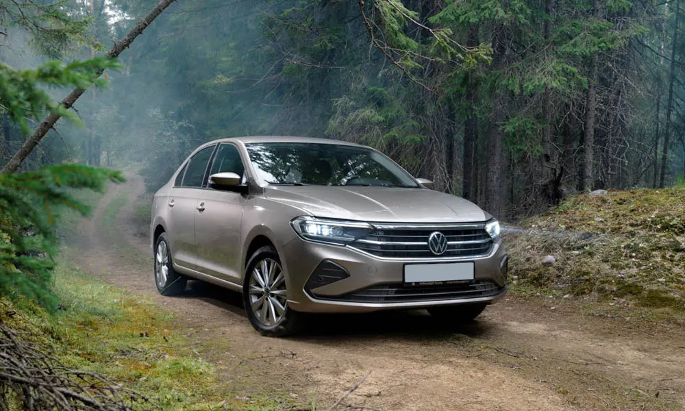 Фото Volkswagen Polo — вид спереди, фото 18. Передок в коричневом исполнении — крупная светотехника и выразительный бампер Volkswagen Polo — вид спереди, фото 18