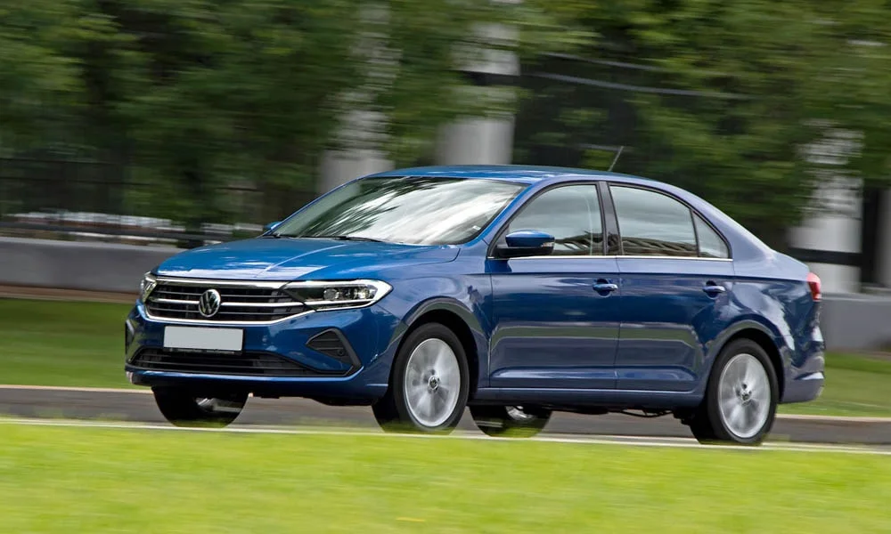 Фото Volkswagen Polo — вид спереди, фото 19. Синий кузов, строгая симметрия оптики — базовый ракурс знакомства с дизайном Volkswagen Polo — вид спереди, фото 19