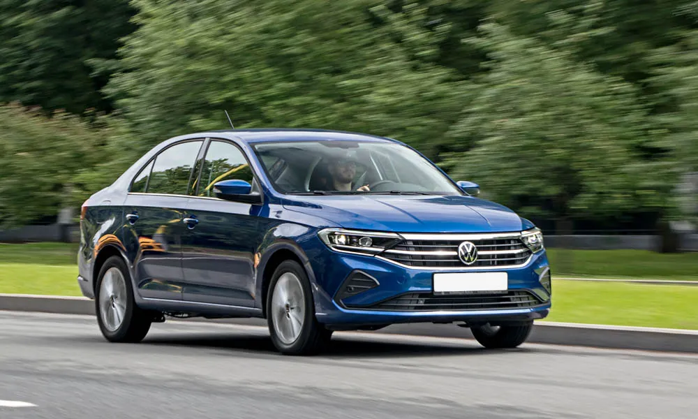 Фото Volkswagen Polo — вид спереди, фото 20. Кузов в синем цвете: рисунок оптики и решётки задаёт узнаваемое «лицо» модели. Дневные ходовые огни включаются автоматически с запуском Volkswagen Polo — вид спереди, фото 20