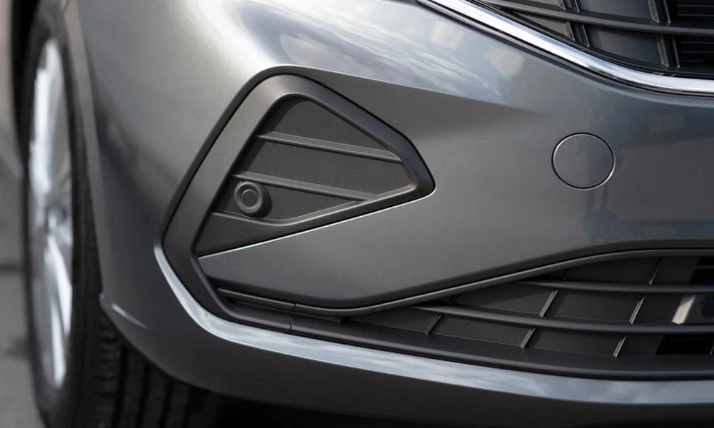 Фото Volkswagen Polo — решётка радиатора, фото 2. Рисунок решётки: сетка, ламели или глухая панель у электроверсий. За решёткой у многих комплектаций стоит радар адаптивного круиз-контроля Volkswagen Polo — решётка радиатора, фото 2