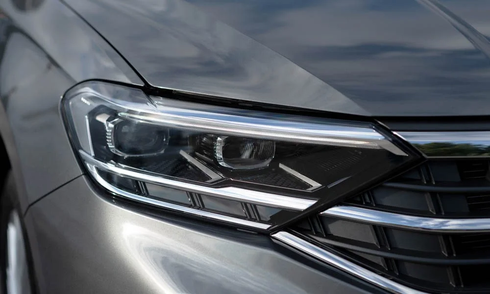 Фото Volkswagen Polo — передняя оптика. Фара вблизи — самый детализированный элемент экстерьера Volkswagen Polo — передняя оптика