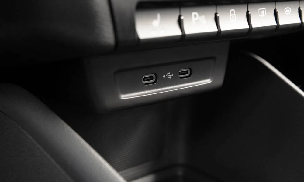 Фото Volkswagen Polo — интерьер, фото 2. Общий план салона: архитектура панели, консоль и кресла Volkswagen Polo — интерьер, фото 2