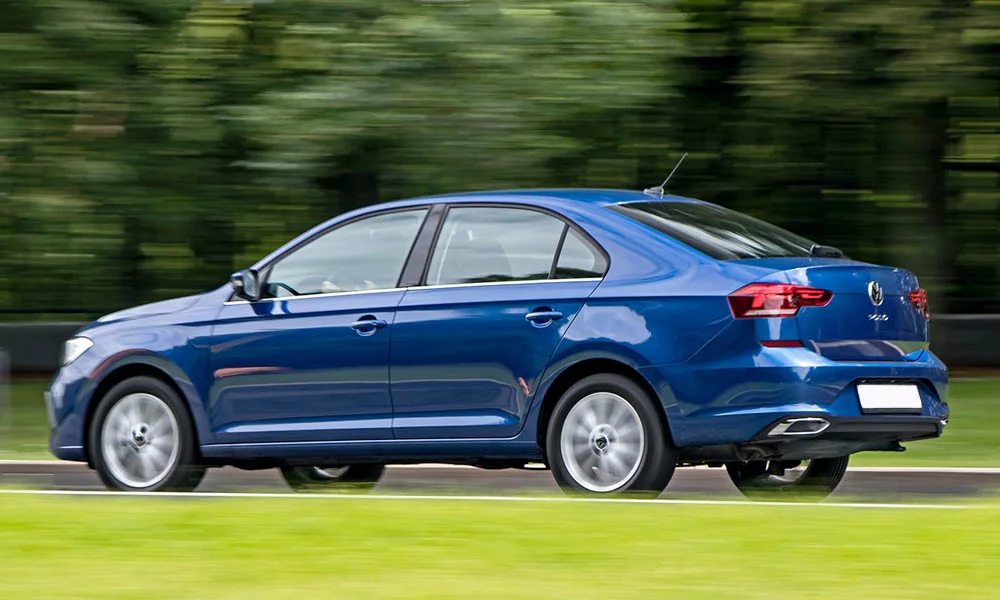 Фото Volkswagen Polo — вид сзади, фото 10. Корма в синем цвете: графика фонарей и пластика пятой двери. Светодиодная полоса или раздельные секции — задняя оптика стала главным украшением кормы Volkswagen Polo — вид сзади, фото 10