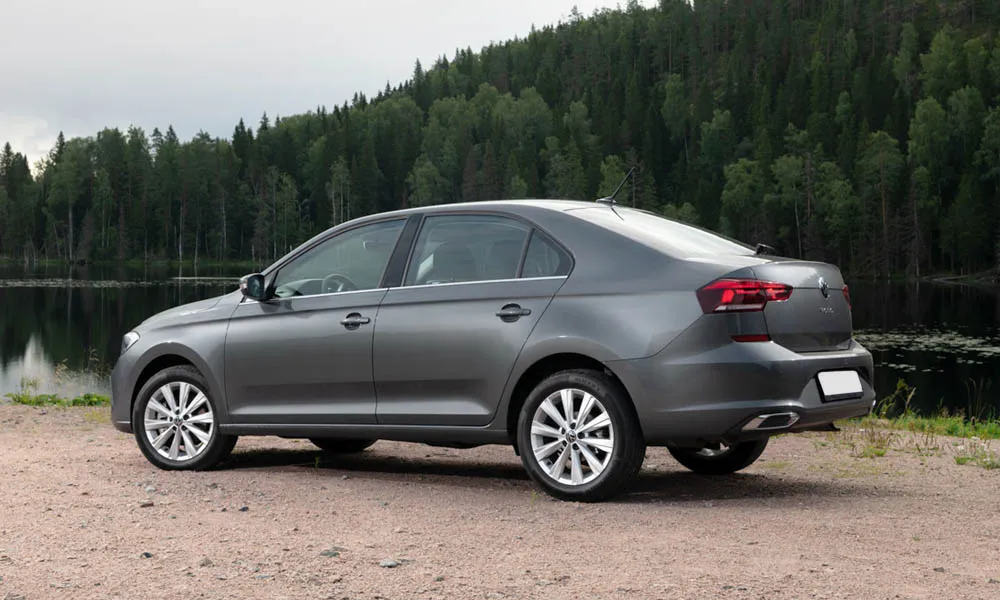 Фото Volkswagen Polo — вид сзади, фото 12. Серый кузов сзади — фонари и бампер определяют ночной образ модели Volkswagen Polo — вид сзади, фото 12