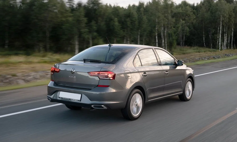 Фото Volkswagen Polo — вид сзади, фото 13. Серый кузов сзади — фонари и бампер определяют ночной образ модели. Светодиодная полоса или раздельные секции — задняя оптика стала главным украшением кормы Volkswagen Polo — вид сзади, фото 13