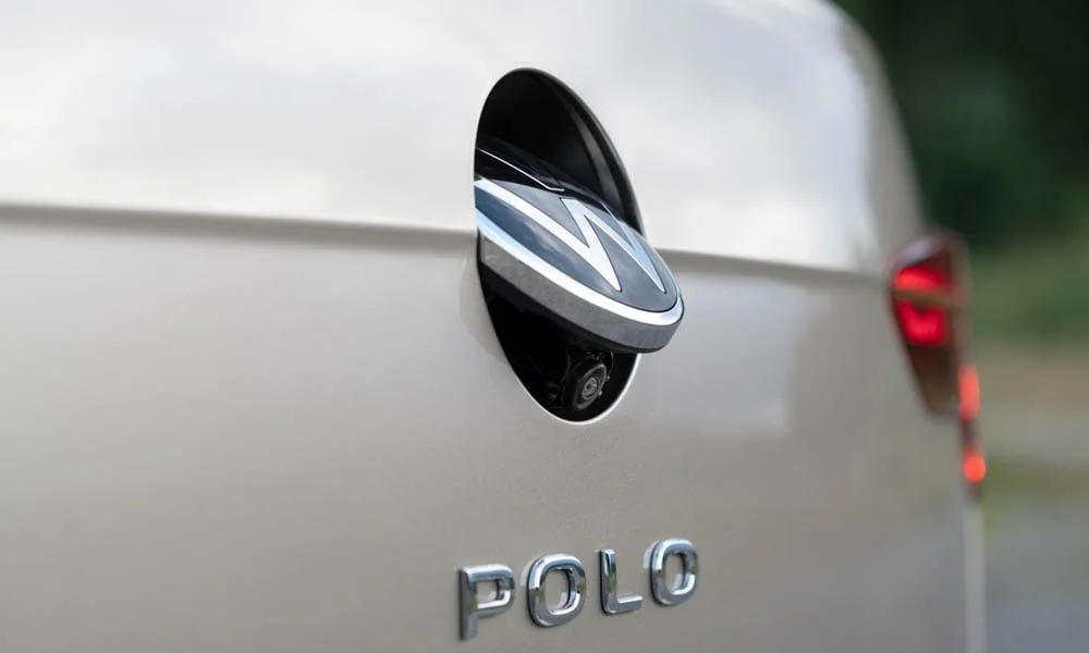 Фото Volkswagen Polo — вид сзади, фото 14. Графика фонарей, бампер и оформление пятой двери. Светодиодная полоса или раздельные секции — задняя оптика стала главным украшением кормы Volkswagen Polo — вид сзади, фото 14