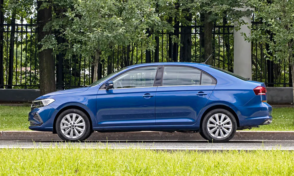Фото Volkswagen Polo — вид сбоку, фото 4. Синий кузов в профиль — пропорции, высота посадки и дизайн дисков. Хромированные или чёрные молдинги окон отличают комплектации Volkswagen Polo — вид сбоку, фото 4