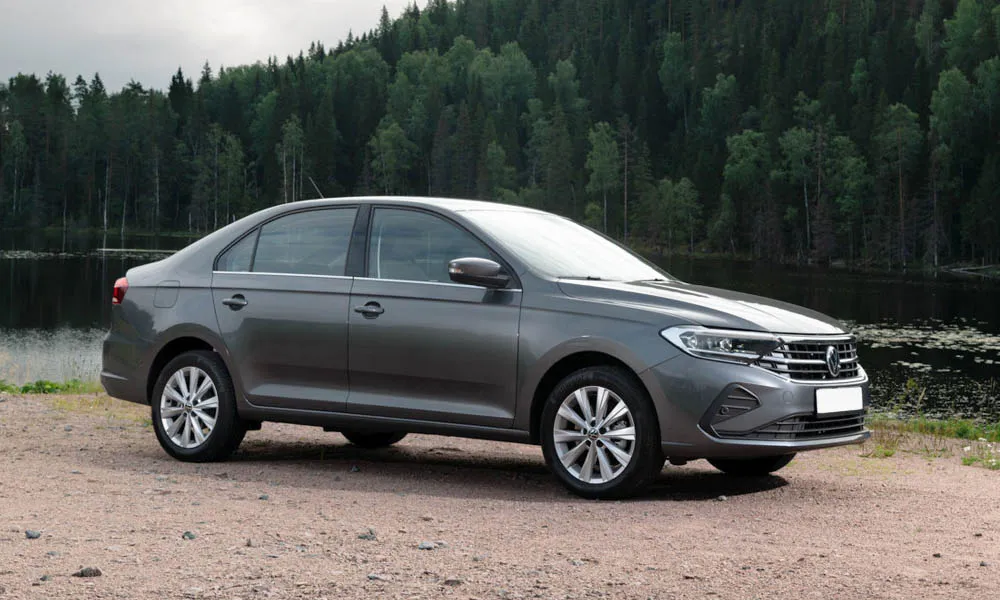 Фото Volkswagen Polo — вид сбоку, фото 5. Профиль в сером цвете: соотношение колёсной базы и свесов. Длинная база — простор второго ряда; короткие свесы упрощают парковку Volkswagen Polo — вид сбоку, фото 5