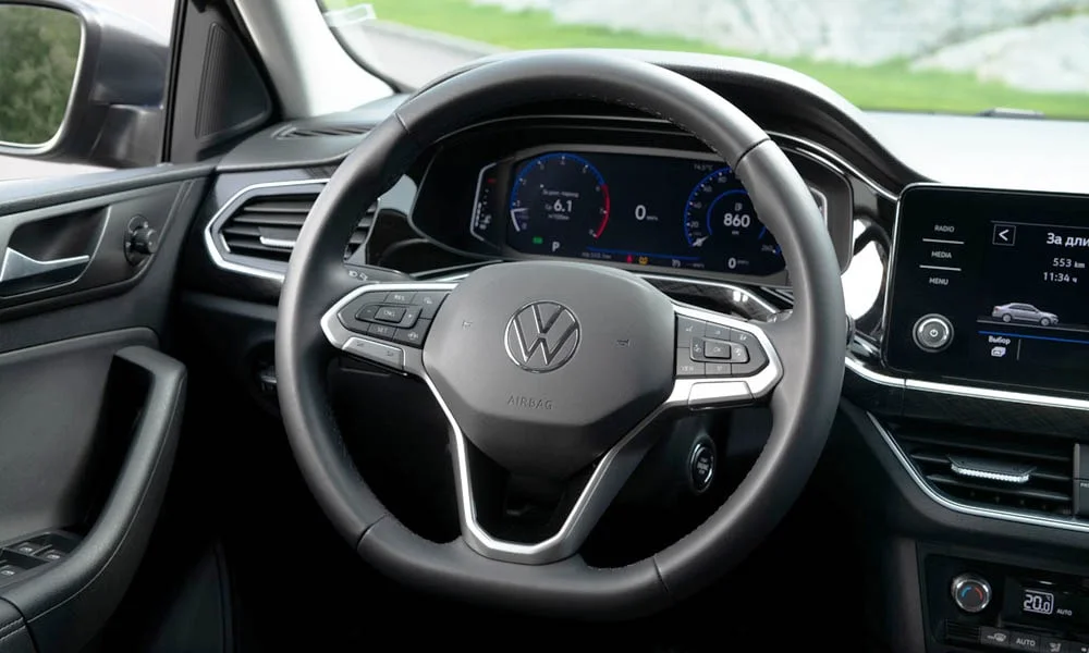 Фото Volkswagen Polo — руль, фото 5. Обшивка обода и компоновка спиц крупным планом. Обогрев обода — опция, которую оценят зимой Volkswagen Polo — руль, фото 5