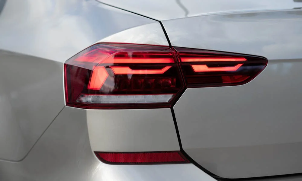 Фото Volkswagen Polo — задние фонари. Графика секций крупным планом — ночная подпись модели. Динамические поворотники с бегущей индикацией встречаются в старших комплектациях Volkswagen Polo — задние фонари