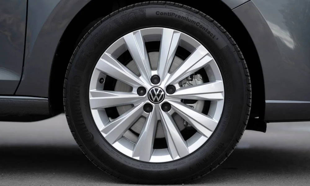 Фото Volkswagen Polo — колесо и диск. Аэродинамический дизайн колеса снижает расход на трассе Volkswagen Polo — колесо и диск