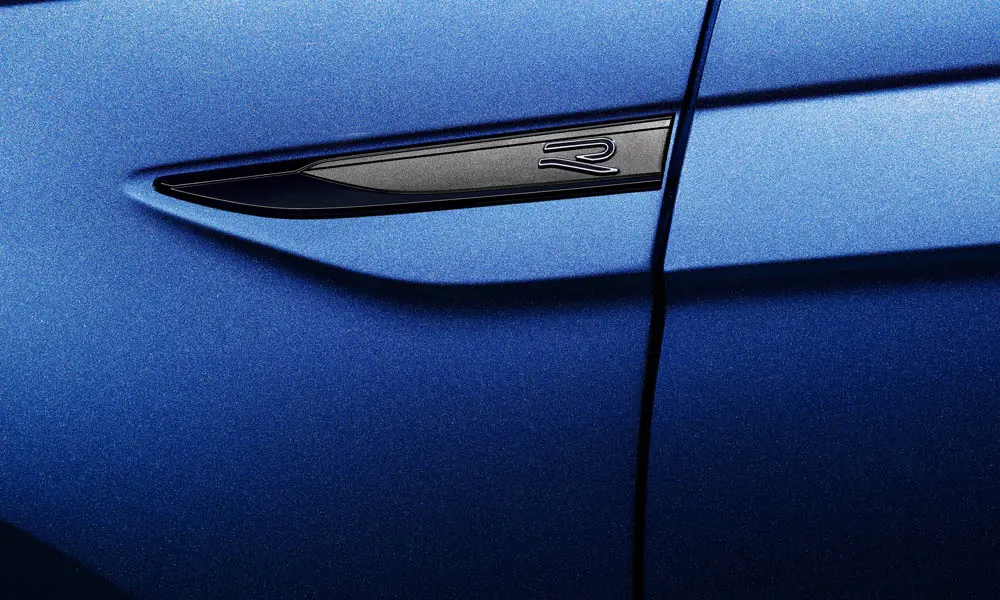 Фото Volkswagen Polo — дверная ручка. Зона ручки крупным планом: подгонка панелей и кромок. Выдвижные ручки прячутся заподлицо на ходу и улучшают обтекаемость Volkswagen Polo — дверная ручка