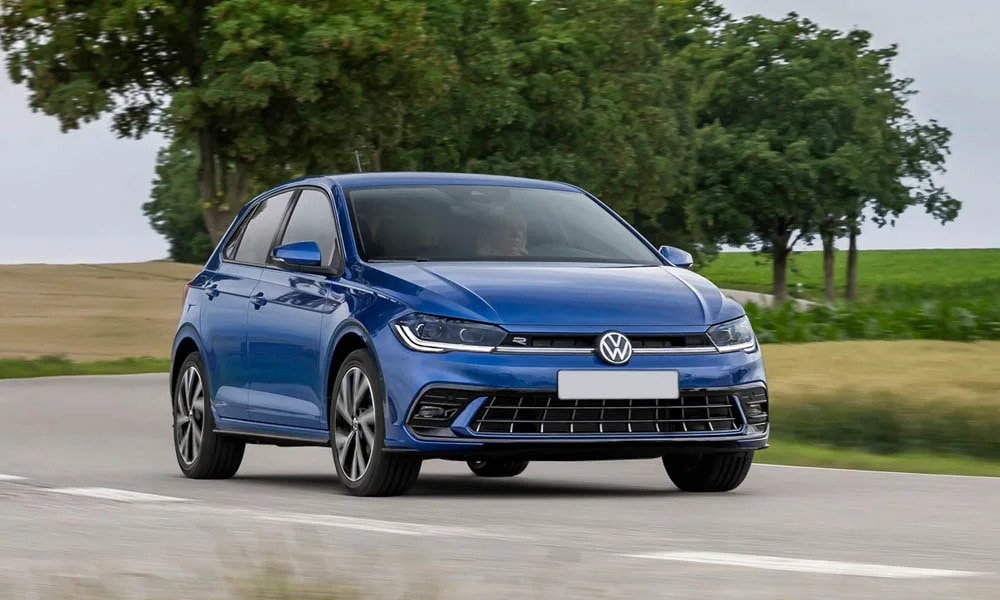 Фото Volkswagen Polo — вид спереди, фото 4. Кузов в синем цвете: рисунок оптики и решётки задаёт узнаваемое «лицо» модели Volkswagen Polo — вид спереди, фото 4