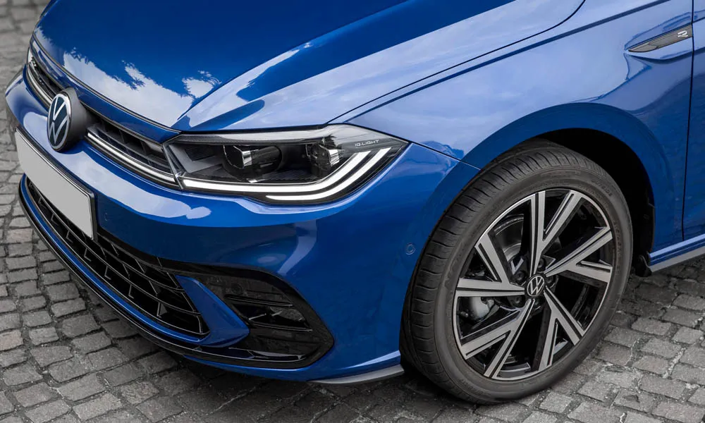 Фото Volkswagen Polo — вид спереди, фото 6. Передок в синем исполнении — крупная светотехника и выразительный бампер. Дневные ходовые огни включаются автоматически с запуском Volkswagen Polo — вид спереди, фото 6