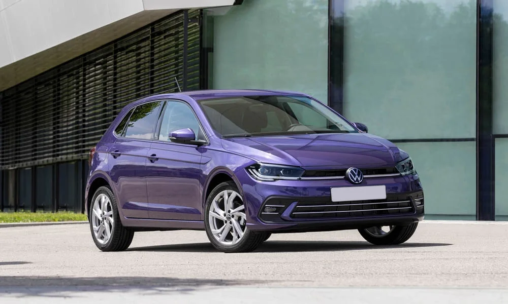 Фото Volkswagen Polo — вид спереди, фото 7. Фиолетовый кузов, строгая симметрия оптики — базовый ракурс знакомства с дизайном. Дневные ходовые огни включаются автоматически с запуском Volkswagen Polo — вид спереди, фото 7