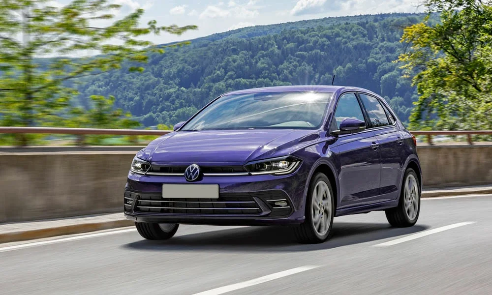 Фото Volkswagen Polo — вид спереди, фото 8. Кузов в фиолетовом цвете: рисунок оптики и решётки задаёт узнаваемое «лицо» модели Volkswagen Polo — вид спереди, фото 8