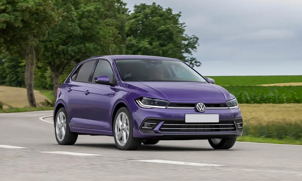 Фото Volkswagen Polo — вид спереди, фото 9. Кузов в фиолетовом цвете: рисунок оптики и решётки задаёт узнаваемое «лицо» модели Volkswagen Polo — вид спереди, фото 9
