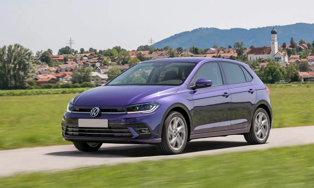 Фото Volkswagen Polo — вид спереди, фото 10. Фиолетовый кузов, строгая симметрия оптики — базовый ракурс знакомства с дизайном Volkswagen Polo — вид спереди, фото 10