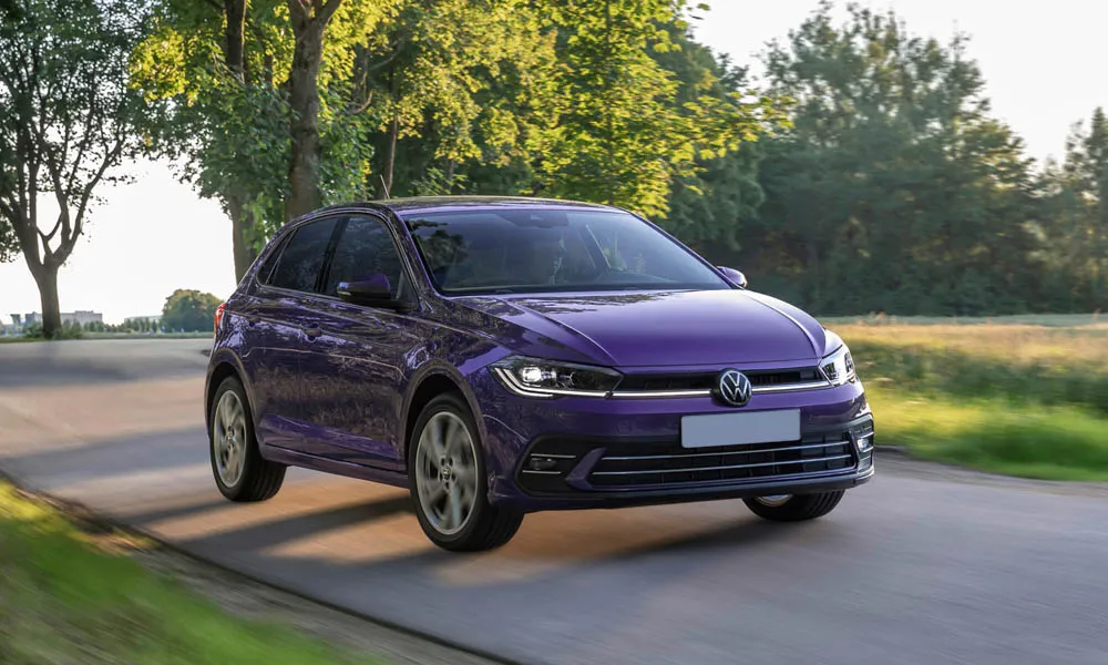 Фото Volkswagen Polo — вид спереди, фото 11. Анфас: пропорции капота, посадка кузова и графика ходовых огней. Рисунок ходовых огней — подпись модели, по нему её узнают в потоке Volkswagen Polo — вид спереди, фото 11