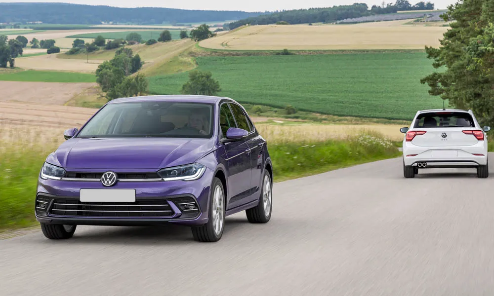 Фото Volkswagen Polo — вид спереди, фото 12. Кузов в фиолетовом цвете: рисунок оптики и решётки задаёт узнаваемое «лицо» модели Volkswagen Polo — вид спереди, фото 12