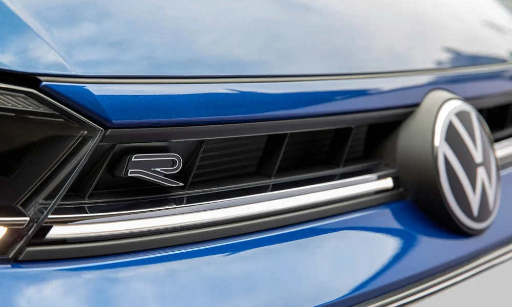 Фото Volkswagen Polo — решётка радиатора. Фирменный рисунок облицовки — визитная карточка марки. Активные жалюзи за решёткой закрываются на трассе ради аэродинамики — есть у ряда моделей Volkswagen Polo — решётка радиатора