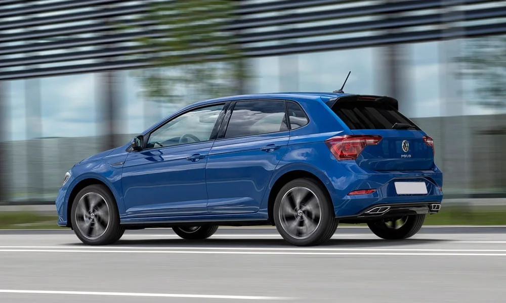 Фото Volkswagen Polo — вид сзади, фото 4. Синий кузов сзади — фонари и бампер определяют ночной образ модели Volkswagen Polo — вид сзади, фото 4