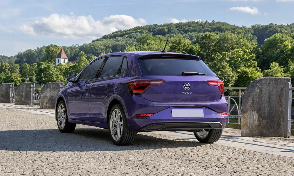 Фото Volkswagen Polo — вид сзади, фото 5. Корма в фиолетовом цвете: графика фонарей и пластика пятой двери. Насадки выхлопа или их имитация внизу бампера различают версии Volkswagen Polo — вид сзади, фото 5
