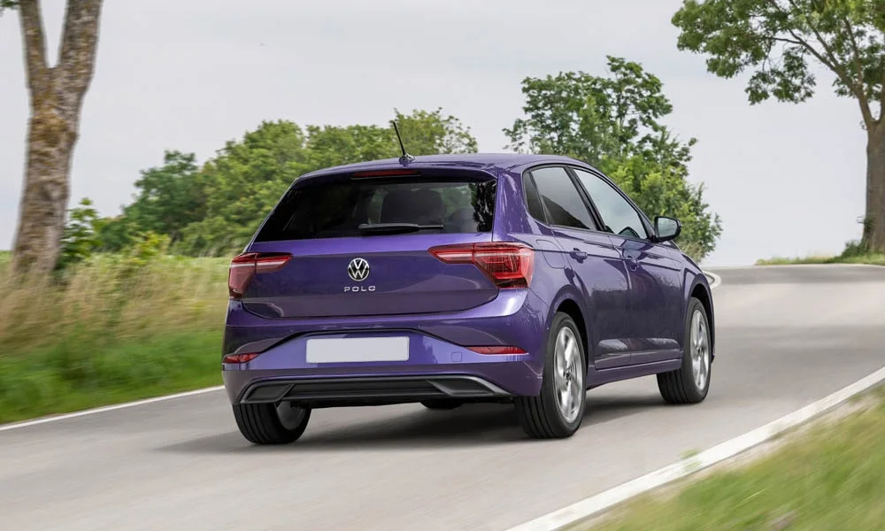 Фото Volkswagen Polo — вид сзади, фото 6. Графика фонарей, бампер и оформление пятой двери. Насадки выхлопа или их имитация внизу бампера различают версии Volkswagen Polo — вид сзади, фото 6