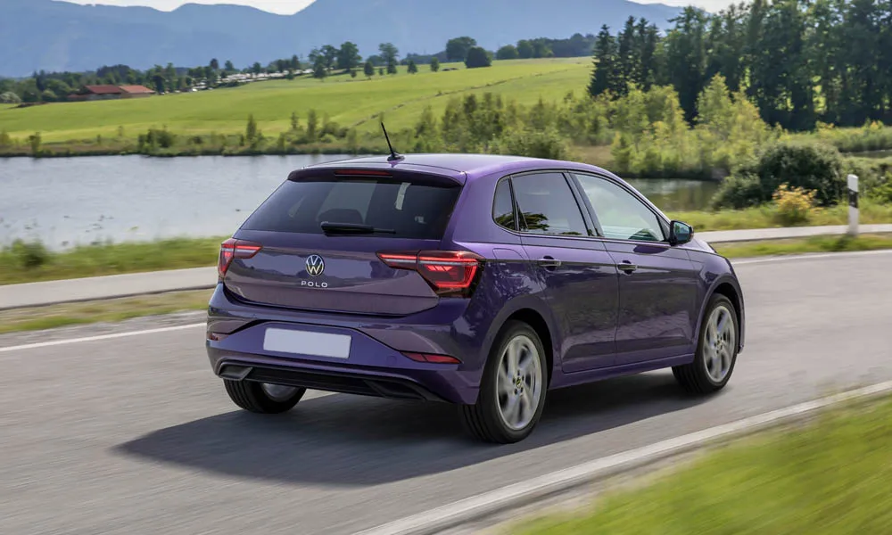 Фото Volkswagen Polo — вид сзади, фото 7. Линия крыши, стойки и задняя дверь в фиолетовом исполнении Volkswagen Polo — вид сзади, фото 7