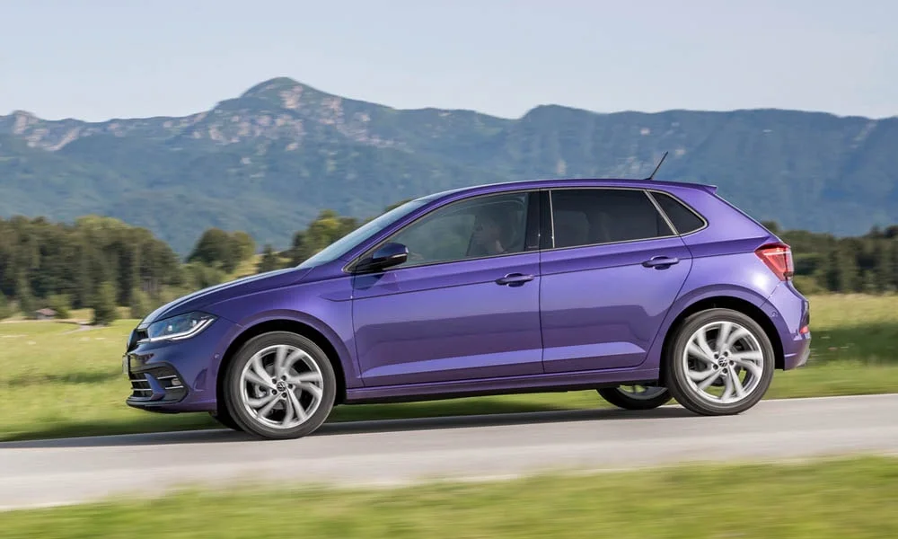 Фото Volkswagen Polo — вид сбоку. Профиль кузова: колёсная база, свесы и линия остекления Volkswagen Polo — вид сбоку