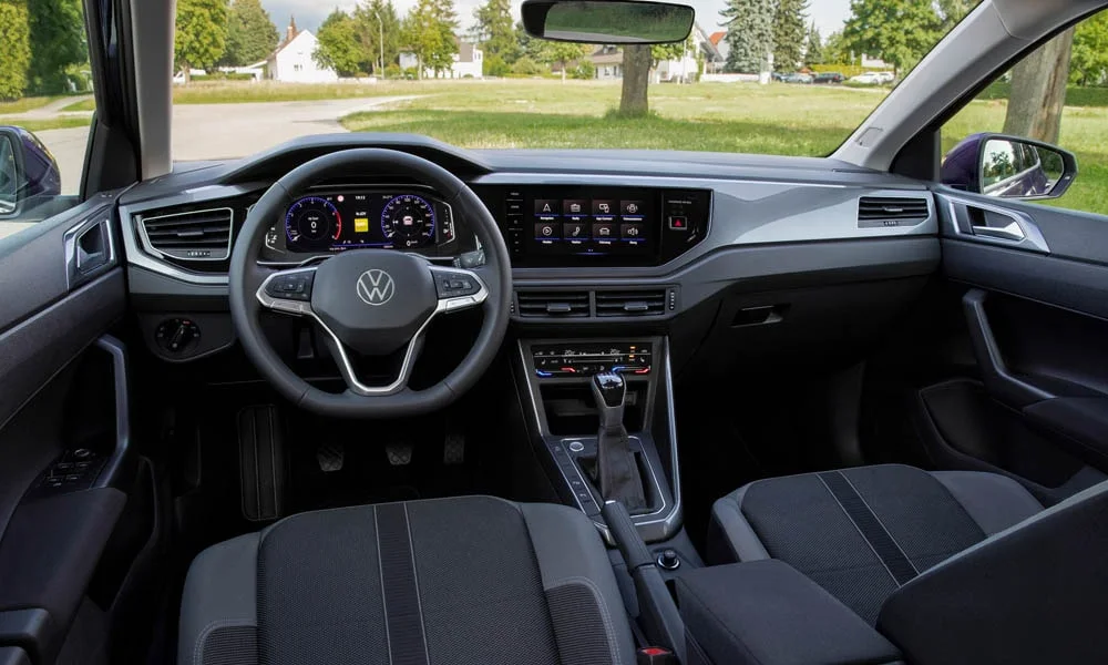 Фото Volkswagen Polo — руль. Обшивка обода и компоновка спиц крупным планом. Клавиши на спицах управляют медиа, круизом и ассистентами — руки остаются на руле Volkswagen Polo — руль