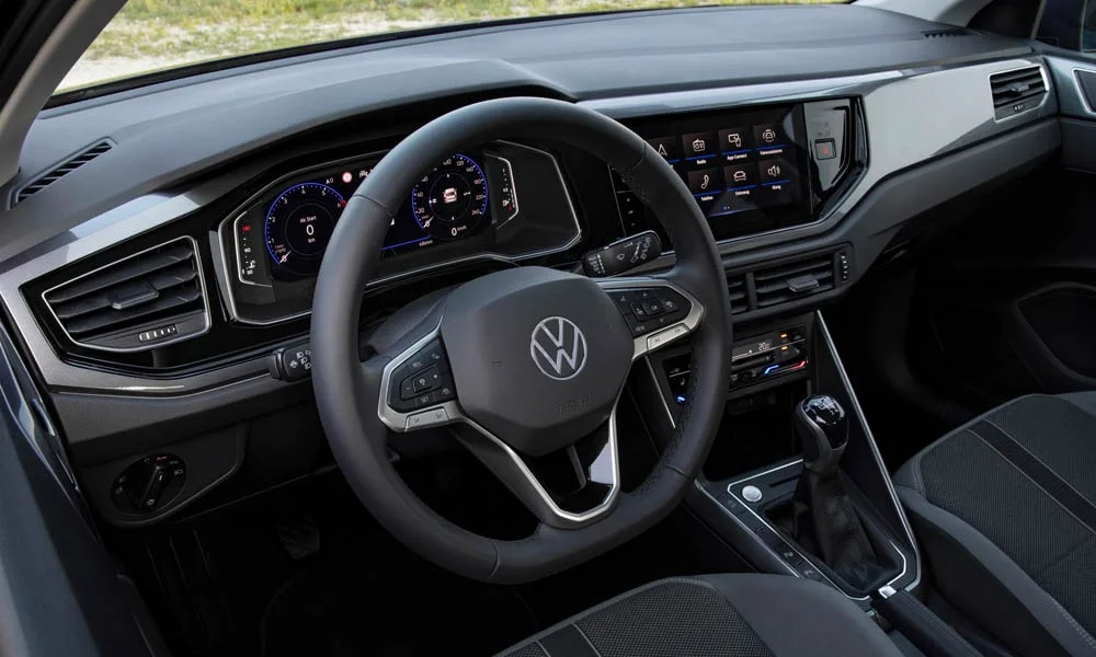 Фото Volkswagen Polo — руль, фото 2. Обшивка обода и компоновка спиц крупным планом. Клавиши на спицах управляют медиа, круизом и ассистентами — руки остаются на руле Volkswagen Polo — руль, фото 2