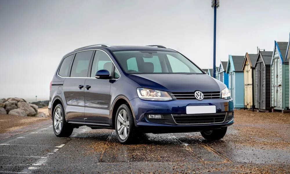 Фото Volkswagen Sharan — вид спереди, фото 8. Кузов в синем цвете: рисунок оптики и решётки задаёт узнаваемое «лицо» модели. Рисунок ходовых огней — подпись модели, по нему её узнают в потоке Volkswagen Sharan — вид спереди, фото 8
