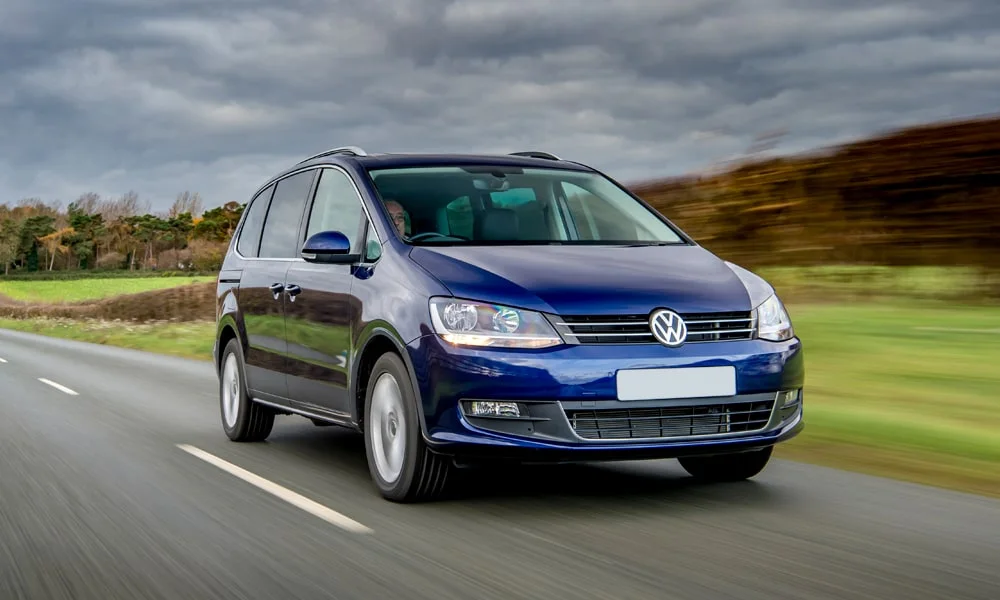 Фото Volkswagen Sharan — вид спереди, фото 9. Анфас: пропорции капота, посадка кузова и графика ходовых огней. Дневные ходовые огни включаются автоматически с запуском Volkswagen Sharan — вид спереди, фото 9