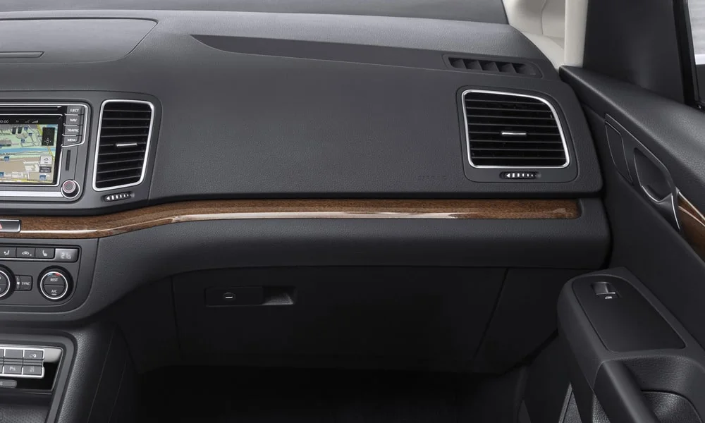 Фото Volkswagen Sharan — интерьер. Общий план салона: архитектура панели, консоль и кресла Volkswagen Sharan — интерьер