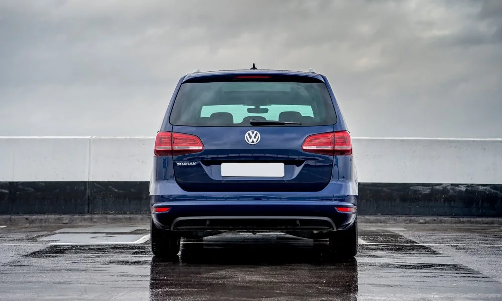 Фото Volkswagen Sharan — вид сзади, фото 5. Графика фонарей, бампер и оформление пятой двери. Насадки выхлопа или их имитация внизу бампера различают версии Volkswagen Sharan — вид сзади, фото 5