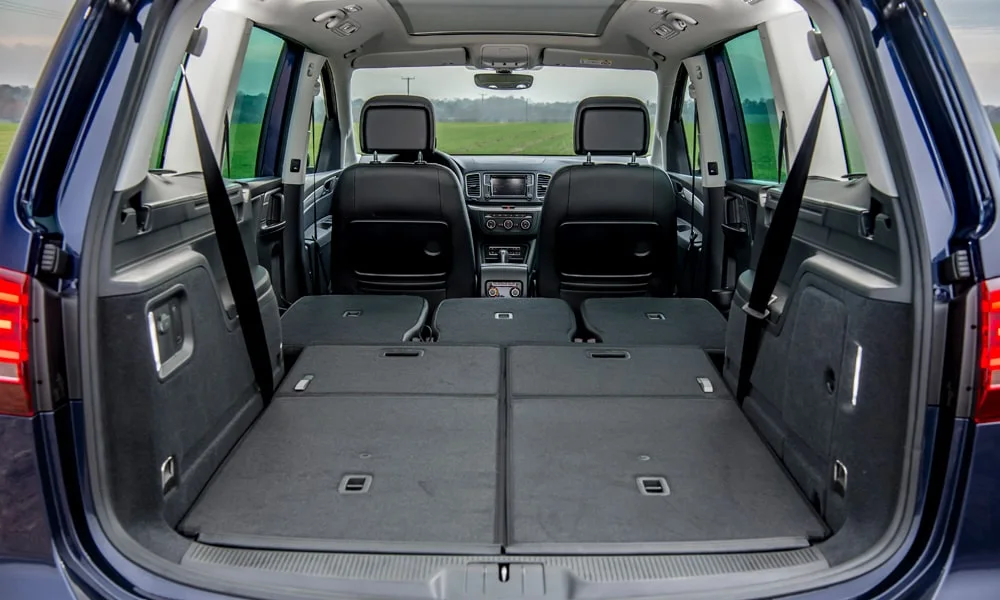 Фото Volkswagen Sharan — багажник, фото 2. Форма проёма, ровный пол и организация пространства. Спинки второго ряда складываются и расширяют отсек под длинные грузы Volkswagen Sharan — багажник, фото 2