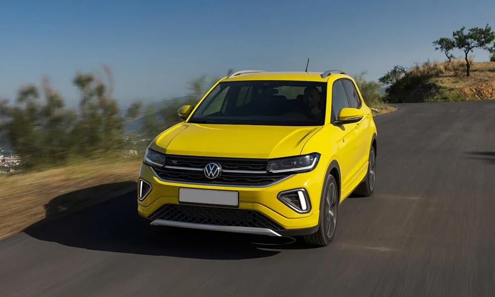 Фото Volkswagen T-Cross — вид спереди, фото 7. Передок в жёлтом исполнении — крупная светотехника и выразительный бампер. Дневные ходовые огни включаются автоматически с запуском Volkswagen T-Cross — вид спереди, фото 7