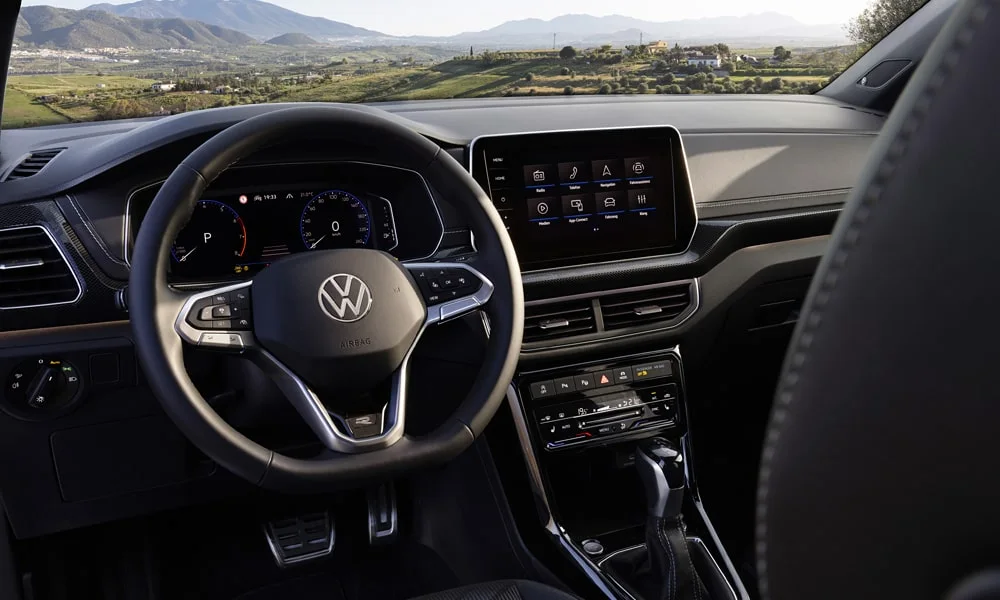 Фото Volkswagen T-Cross — интерьер, фото 2. Общий план салона: архитектура панели, консоль и кресла. Светлая гамма зрительно расширяет салон, тёмная — практичнее в уходе Volkswagen T-Cross — интерьер, фото 2