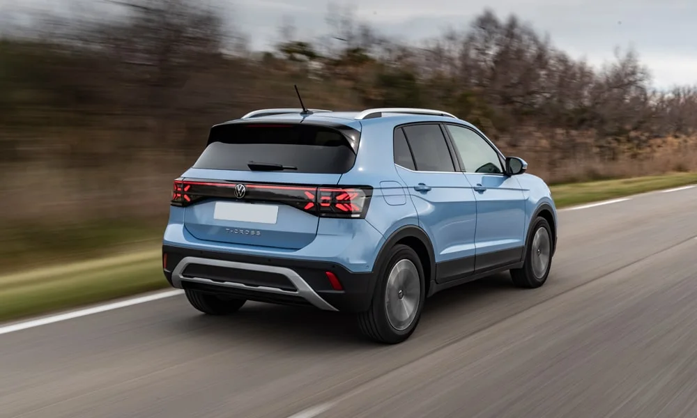 Фото Volkswagen T-Cross — вид сзади, фото 4. Корма в синем цвете: графика фонарей и пластика пятой двери. Насадки выхлопа или их имитация внизу бампера различают версии Volkswagen T-Cross — вид сзади, фото 4