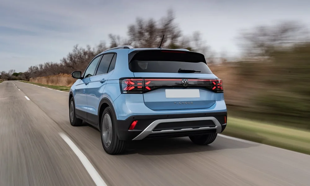 Фото Volkswagen T-Cross — вид сзади, фото 5. Линия крыши, стойки и задняя дверь в синем исполнении. Насадки выхлопа или их имитация внизу бампера различают версии Volkswagen T-Cross — вид сзади, фото 5