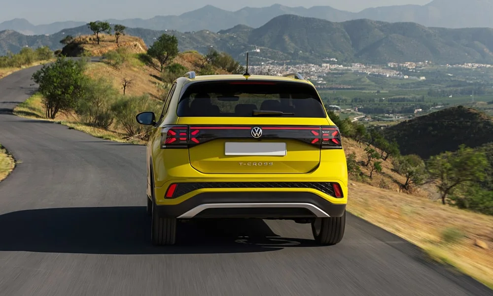 Фото Volkswagen T-Cross — вид сзади, фото 10. Корма в жёлтом цвете: графика фонарей и пластика пятой двери Volkswagen T-Cross — вид сзади, фото 10